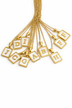 Collana Targhetta Iniziale in acciaio con effetto Madreperla