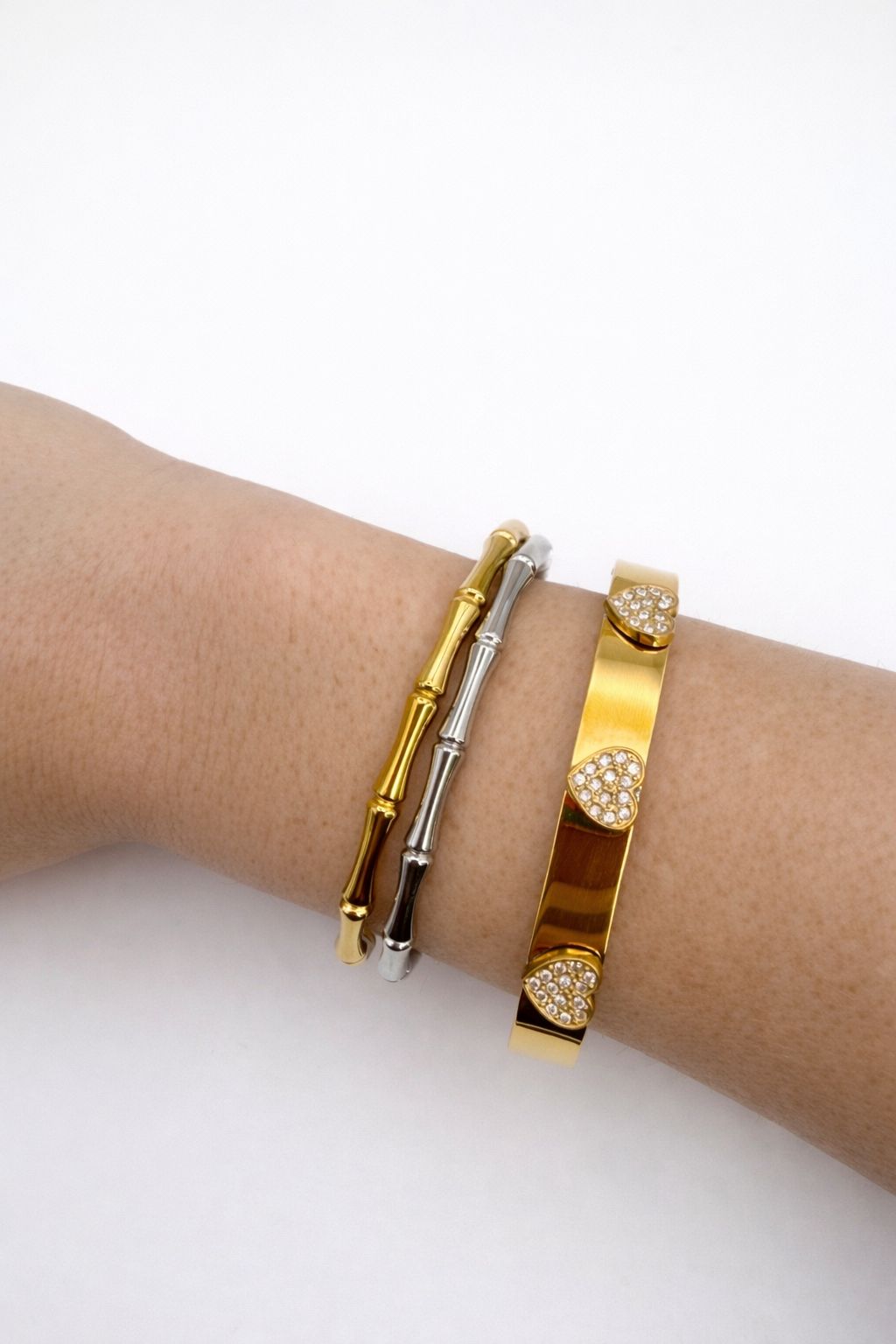 Bracciale tre cuori con chiusura a manetta in acciaio e zirconi