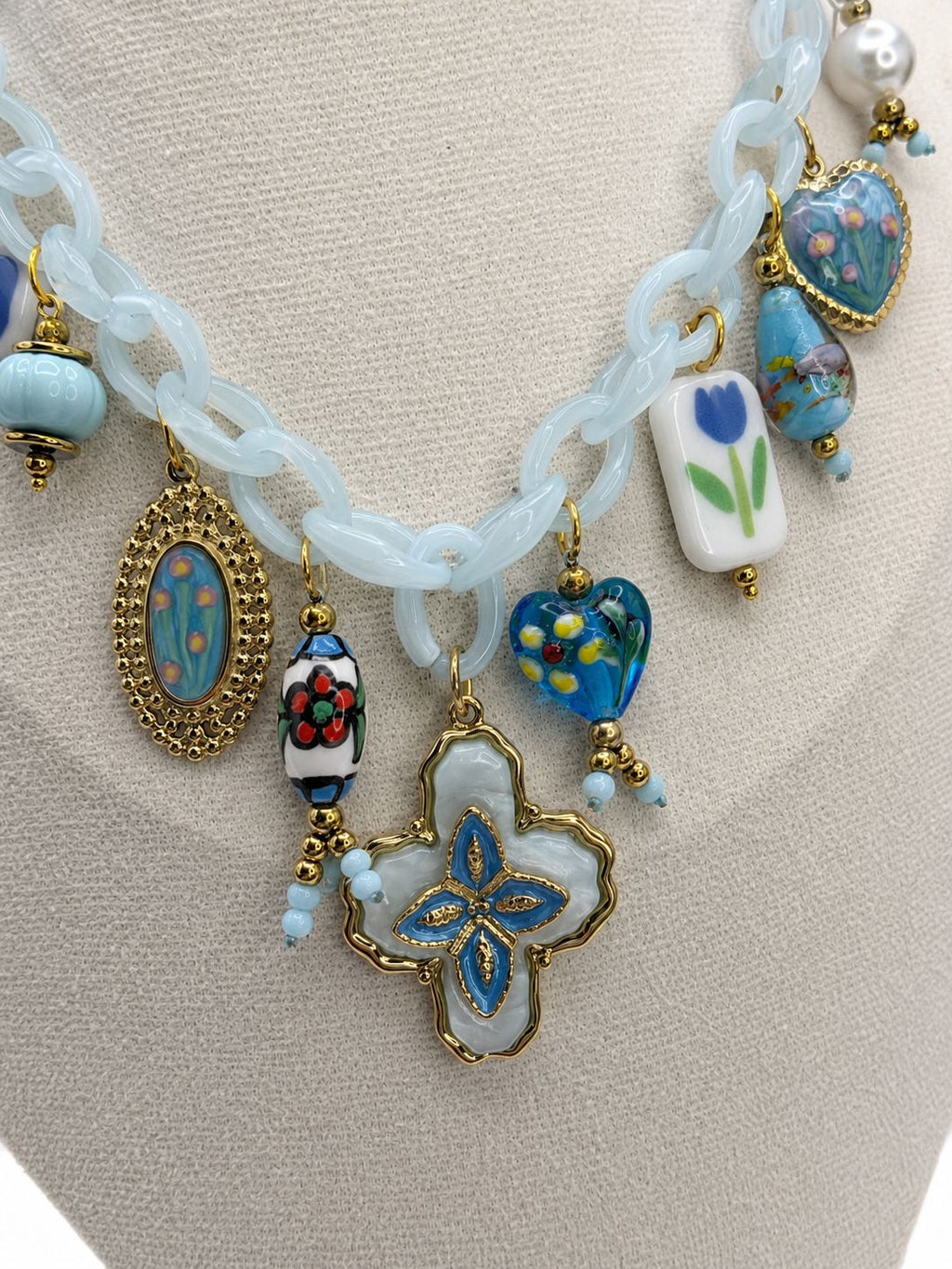 Collana Azzurra in acciaio con charm pendenti