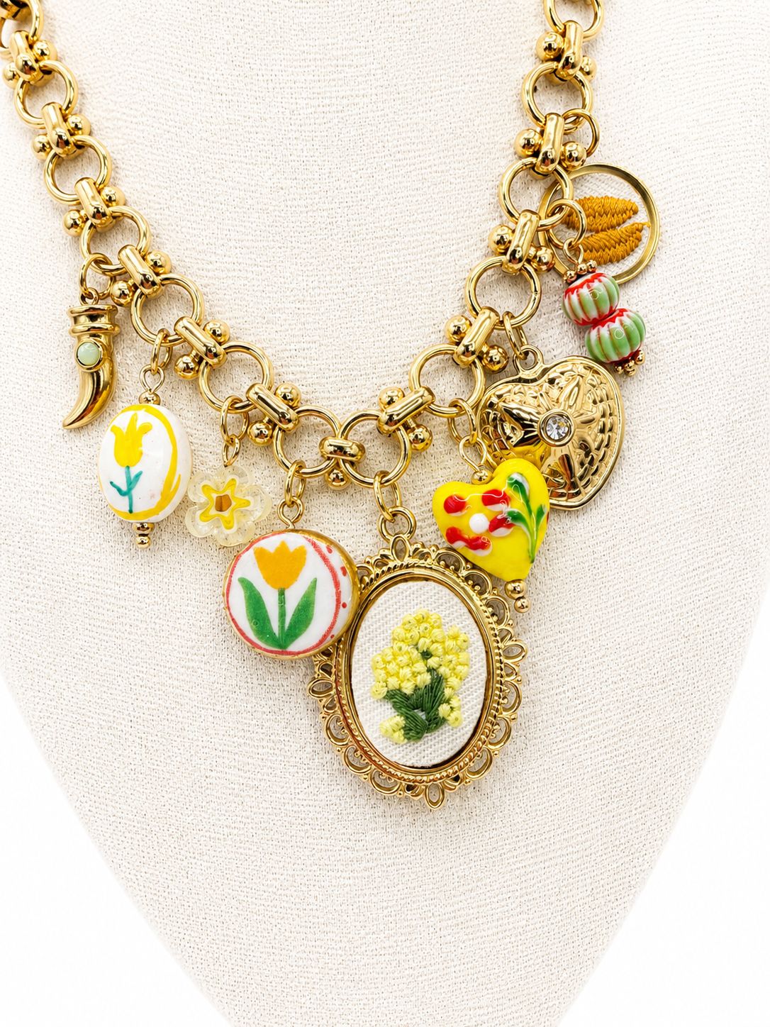 Collana Mimosa gialla in acciaio e charm pendenti