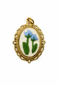 Charm Iris in acciaio ricamato